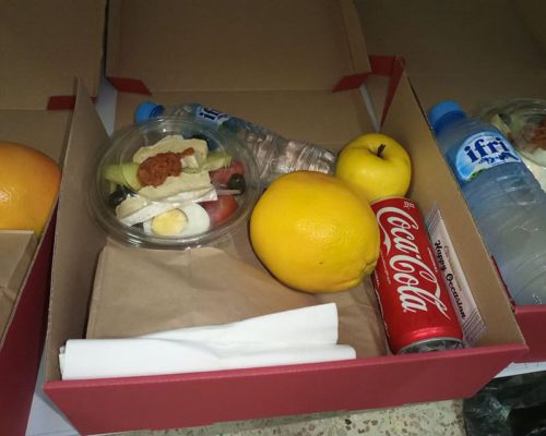 Barquette complète : salade + boisson + dessert + sauce