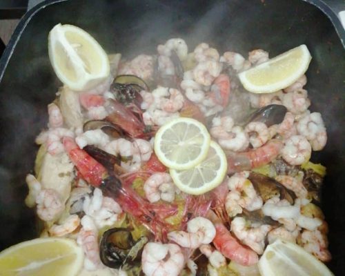 Paella cuite dans une cocotte en fonte